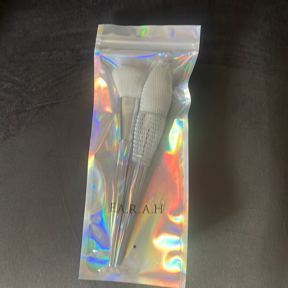 Farah duo brushes